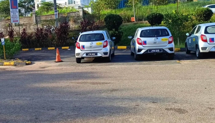 Pusat Latihan Memandu Ulu Tiram Sdn Bhd -  Berdekatan Saya - Ulu Tiram